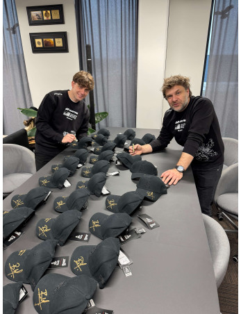 DAKAR Navigator Dust kepuraitė su parašais | Benediktas Vanagas ir Aisvydas Paliukėnas