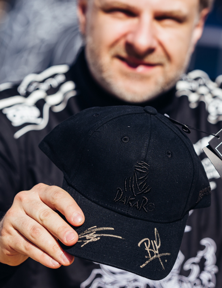 DAKAR Navigator Dust kepuraitė su parašais | Benediktas Vanagas ir Aisvydas Paliukėnas