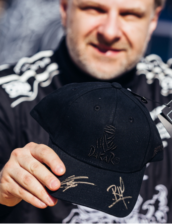 DAKAR Navigator Dust kepuraitė su parašais | Benediktas Vanagas ir Aisvydas Paliukėnas